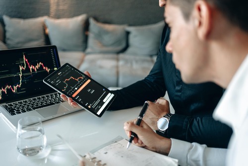 Trader comparing a live Bitcoin exchange estimate across devices